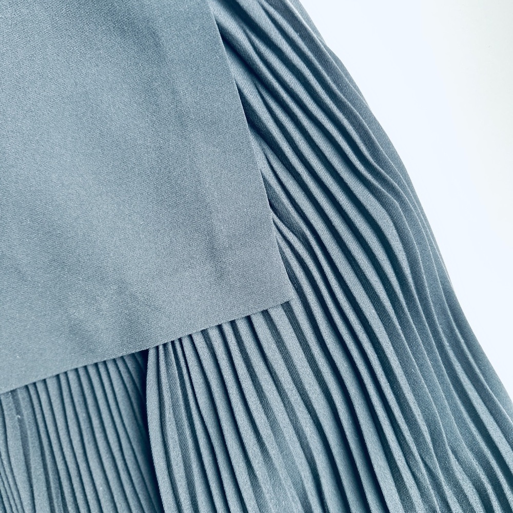 Theory dress with pleated bottom - Picture 3 of 3